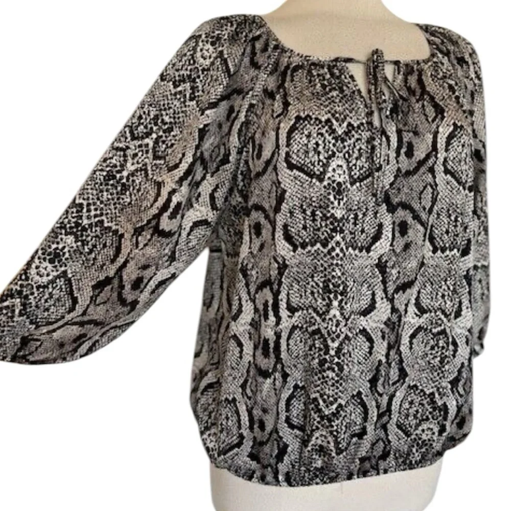 Ellen Tracy snake print split collar ties elastic waist 3/4 sleeves top blouse M